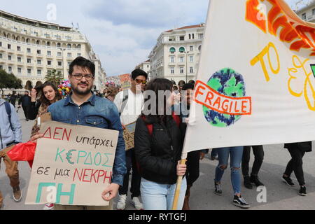 Thessalonique, Grèce. Mar 15, 2019. Les étudiants qui prennent part à des manifestations du changement climatique dans le nord du port grec de Thessalonique. Credit : Orhan Tsolak/Alamy Live News Banque D'Images