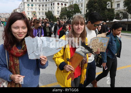 Thessalonique, Grèce. Mar 15, 2019. Les étudiants qui prennent part à des manifestations du changement climatique dans le nord du port grec de Thessalonique. Credit : Orhan Tsolak/Alamy Live News Banque D'Images