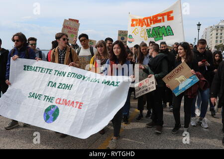 Thessalonique, Grèce. Mar 15, 2019. Les étudiants qui prennent part à des manifestations du changement climatique dans le nord du port grec de Thessalonique. Credit : Orhan Tsolak/Alamy Live News Banque D'Images