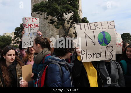 Thessalonique, Grèce. Mar 15, 2019. Les étudiants qui prennent part à des manifestations du changement climatique dans le nord du port grec de Thessalonique. Credit : Orhan Tsolak/Alamy Live News Banque D'Images