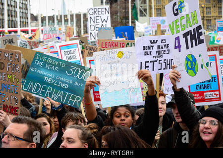 Londres, Royaume-Uni. 15 mars 2019. Des milliers d'élèves à participer à une grève dans le changement climatique Place du Parlement, en marchant vers le bas Whitehall au palais de Buckingham. Des grèves similaires par les étudiants prennent part à travers le monde exige que les gouvernements prennent des mesures contre les effets du changement climatique. Crédit : Stephen Chung / Alamy Live News Banque D'Images