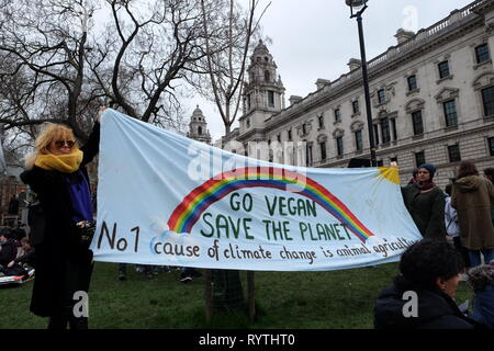 Londres, Kinngdom - Vendredi 15 mars 2019 : Des milliers d'étudiants et de sympathisants se sont réunis à faire du piquetage sur la place du Parlement et la Departmnent pour les entreprises de l'énergie et de stratégie industrielle à l'appui de la jeunesse 4 Grève du climat. Le mouvement # fridaysforfuture a été commencé par Greta Thunberg, un Suédois de 16 ans, activiste climatique et a pris de l'ampleur dans le monde entier. Banque D'Images