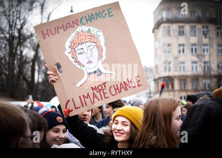 Varsovie, Pologne. Mar 15, 2019. Les participants sont considérés à une marche contre le changement climatique à Varsovie, Pologne, le 15 mars 2019. Les gens ont participé à une marche contre le changement climatique à l'appel d'actions plus efficaces contre les effets du réchauffement climatique. Credit : Jaap Arriens/Xinhua/Alamy Live News Banque D'Images