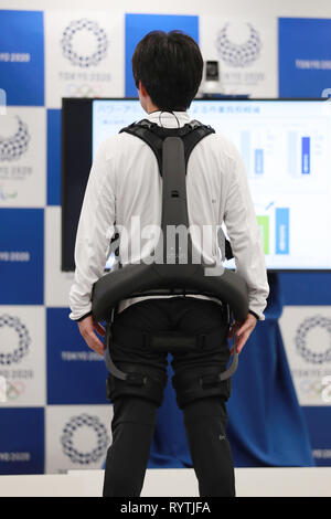 (190315) -- TOKYO, 15 mars 2019 (Xinhua) -- un costume de l'assistance du personnel démontre, ce qui peut être utilisé à Tokyo des Jeux Olympiques et Paralympiques de 2020, à Tokyo, Japon, le 15 mars 2019. Le comité organisateur 2020 Tokyo a annoncé le lancement de son nouveau projet Robot 2020 Tokyo vendredi. (Xinhua/Du Xiaoyi) Banque D'Images