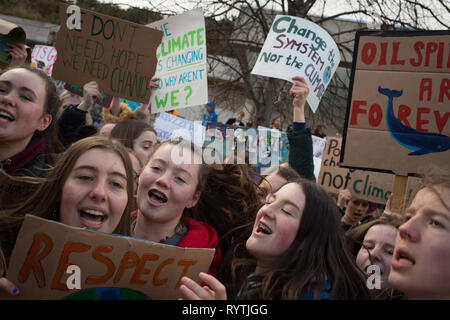 Édimbourg, Écosse, 15 mars 2019. Les jeunes manifestation grève a lieu en dehors du Parlement écossais, à Édimbourg, Écosse, 15 mars 2019. La grève des jeunes pour le climat des rassemblements, inspiré par écolier suédois et activiste Greta Thunberg, sont aujourd'hui en cours dans plus de 100 pays. Photo par : Jeremy Sutton-Hibbert/Alamy Live News. Banque D'Images