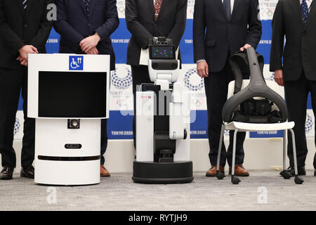 (190315) -- TOKYO, 15 mars 2019 (Xinhua) -- Photo prise à Tokyo, Japon, le 15 mars 2019 Soutien à la prestation montre Robot (L) , Soutien humain Robot (C) et de pouvoir aider les combinaison, ce qui peut être utilisé à Tokyo des Jeux Olympiques et Paralympiques de 2020, à Tokyo, Japon, le 15 mars 2019. Le comité organisateur 2020 Tokyo a annoncé le lancement de son nouveau projet Robot 2020 Tokyo vendredi. (Xinhua/Du Xiaoyi) Banque D'Images