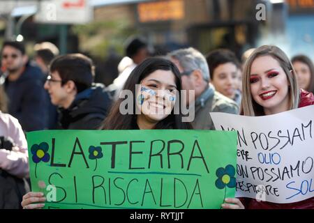 Rome, Italie. 15 Mar 2019. Les changements climatiques mondiaux, les étudiants grève de protestation contre les changements climatiques. Sous la devise no FridaysForFuture vers 1700, des rassemblements dans environ 100 pays dans le monde sont sur le programme, y compris diverses villes italiennes Photo Remo/Denis Zammit Sintesi/Alamy Live News Banque D'Images