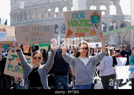 Rome, Italie. 15 Mar 2019. Les changements climatiques mondiaux, les étudiants grève de protestation contre les changements climatiques. Sous la devise no FridaysForFuture vers 1700, des rassemblements dans environ 100 pays dans le monde sont sur le programme, y compris diverses villes italiennes Photo Remo/Denis Zammit Sintesi/Alamy Live News Banque D'Images