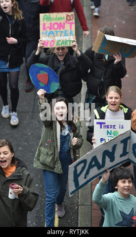 Brighton, UK. Mar 15, 2019. Des milliers d'étudiants et écoliers parents mars à Brighton en tant qu'elles participent dans la deuxième grève de la jeunesse 4 Climat protester aujourd'hui dans le cadre d'une journée d'action mondiale. Des milliers d'étudiants et écoliers sont mis à aller en grève à 11h00 aujourd'hui dans le cadre d'une action globale de la jeunesse contre le changement climatique Crédit : Simon Dack/Alamy Live News Banque D'Images