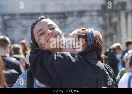 Rome, Italie. 15 Mar 2019. Les changements climatiques mondiaux, les étudiants grève de protestation contre les changements climatiques. Sous la devise no FridaysForFuture vers 1700, des rassemblements dans environ 100 pays dans le monde sont sur le programme, y compris diverses villes italiennes Photo Remo/Denis Zammit Sintesi/Alamy Live News Banque D'Images