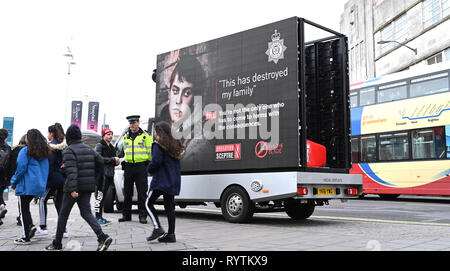 Brighton, UK. Mar 15, 2019. La police de Sussex Bin la campagne de lame dans le centre de Brighton aujourd'hui dans le cadre de l'opération de Sceptre . Opération Sceptre, est une campagne nationale qui a lieu deux fois par an d'appuyer le travail de la police de Sussex effectuer afin que les résidents sont à l'abri de la criminalité des couteaux dans leurs collectivités. Crédit : Simon Dack/Alamy Live News Banque D'Images