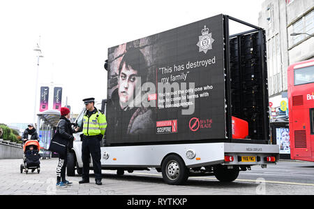 Brighton, UK. Mar 15, 2019. La police de Sussex Bin la campagne de lame dans le centre de Brighton aujourd'hui dans le cadre de l'opération de Sceptre . Opération Sceptre, est une campagne nationale qui a lieu deux fois par an d'appuyer le travail de la police de Sussex effectuer afin que les résidents sont à l'abri de la criminalité des couteaux dans leurs collectivités. Crédit : Simon Dack/Alamy Live News Banque D'Images