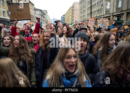 Varsovie, Pologne. 15 Mar 2019. Vu les élèves criant des slogans pendant la grève de masse à Varsovie. Des milliers d'étudiants et élèves sautent des cours et ont défilé à Varsovie pour protester contre le changement climatique. Les élèves exiger une action de la classe politique et les adultes dans la question du réchauffement climatique. Manifestations étaient prévues dans plus de 100 pays sous le nom de la Terre mouvement de grève. Credit : SOPA/Alamy Images Limited Live News Banque D'Images