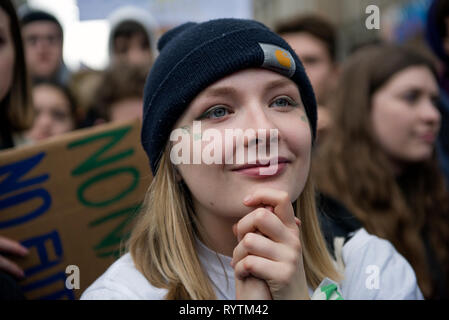 Varsovie, Pologne. 15 Mar 2019. Un étudiant vu sourire pendant la grève de masse à Varsovie. Des milliers d'étudiants et élèves sautent des cours et ont défilé à Varsovie pour protester contre le changement climatique. Les élèves exiger une action de la classe politique et les adultes dans la question du réchauffement climatique. Manifestations étaient prévues dans plus de 100 pays sous le nom de la Terre mouvement de grève. Credit : SOPA/Alamy Images Limited Live News Banque D'Images