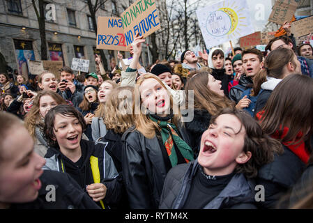 Varsovie, Pologne. 15 Mar 2019. Vu les élèves criant des slogans pendant la grève de masse à Varsovie. Des milliers d'étudiants et élèves sautent des cours et ont défilé à Varsovie pour protester contre le changement climatique. Les élèves exiger une action de la classe politique et les adultes dans la question du réchauffement climatique. Manifestations étaient prévues dans plus de 100 pays sous le nom de la Terre mouvement de grève. Credit : SOPA/Alamy Images Limited Live News Banque D'Images