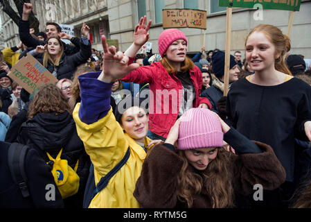 Varsovie, Pologne. 15 Mar 2019. Les élèves danse pendant la grève de masse à Varsovie. Des milliers d'étudiants et élèves sautent des cours et ont défilé à Varsovie pour protester contre le changement climatique. Les élèves exiger une action de la classe politique et les adultes dans la question du réchauffement climatique. Manifestations étaient prévues dans plus de 100 pays sous le nom de la Terre mouvement de grève. Credit : SOPA/Alamy Images Limited Live News Banque D'Images