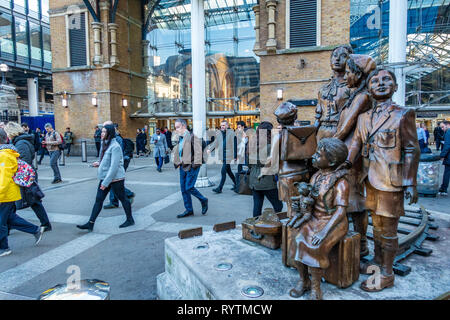 Les enfants de l'Kindertransport sculpture d'enfants juifs réfugiés à Hope Square de la gare de Liverpool Street, Londres Banque D'Images