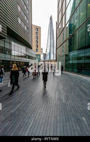 Les employés de bureau marche sur voie piétonne avec le fragment dans l'arrière-plan, plus, Londres, London Riverside. UK Banque D'Images