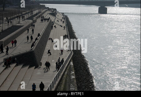 Boulevard du Rhin à Cologne, Allemagne avec personnes à pied et le Rhin Banque D'Images