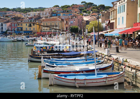 Cassis, France - 15 août 2018 : Bateaux dans port de Cassis Banque D'Images