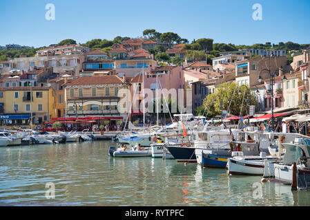 Cassis, France - 15 août 2018 : Bateaux dans port de Cassis Banque D'Images