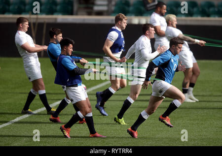 L'Angleterre George Ford (à droite) au cours de la séance de formation au stade de Twickenham, Londres. Banque D'Images