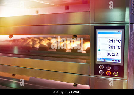 L'écran LCD du four avec du pain dans la boulangerie Banque D'Images