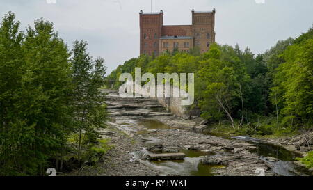 La rivière à travers le bâtiment Kreenholm avec presque vide de l'eau sur lui il y a des arbres dans le côté de la rivière Banque D'Images