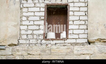 L'une des fenêtre ouverte du de l'ancien bâtiment. Il a un nouveau hollowblocks installé sur c Banque D'Images