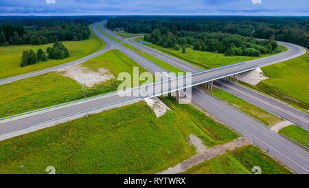 La grande route skyway sur une campagne vu sur une vue aérienne avec des arbres sur la forêt sur un beau jour Banque D'Images