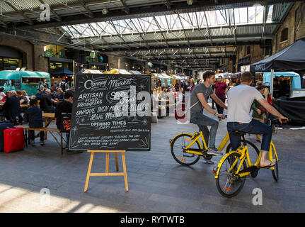 L'alimentation et des boissons de l'Ouest à l'intérieur de l'auvent du marché couvert l'affaire Handyside à Kings Cross, Londres, Royaume-Uni. Banque D'Images