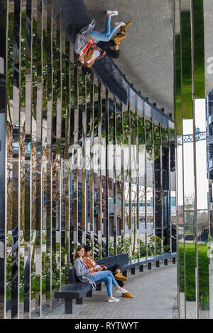 La passerelle autour de Gasholder Park. Encadrée par restauré Gasholder no8 à Kings Cross, Londres, Royaume-Uni. Banque D'Images