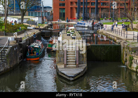 La 1819 St Pancras serrure sur le Regent's Canal à Londres, UK.destination populaire pour les touristes. Banque D'Images