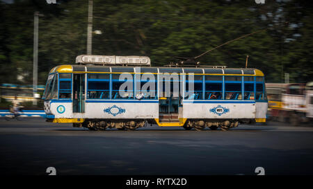 Kolkata, Inde - 18 novembre 2018 : un panoramique d'un tramway avec les passagers à Kolkata, West Bengal, India Banque D'Images