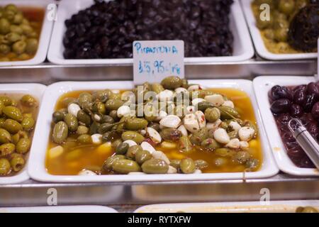 Olives vertes et gousses d'ail dans l'huile d'Olive mis en vente Banque D'Images