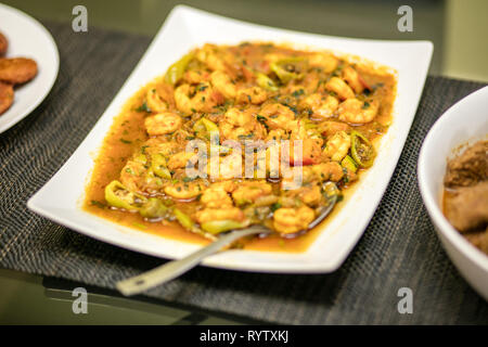 Gambas au curry servi sur un plateau Banque D'Images