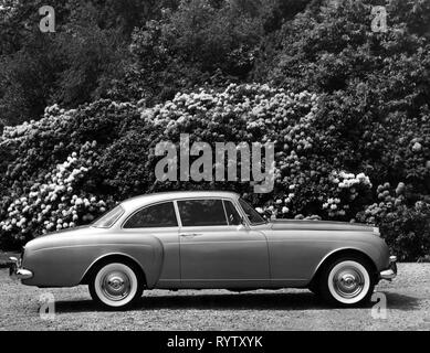 Transport / Transports, location de véhicules, véhicules, Bentley S2 Continental, avec caisse de wagon de H. J. Mulliner, 1959 - 1962, vue de droite, S 2, vue de côté, la classe supérieure, supérieure, de luxe, de luxe, de luxe de classe, coupé, deux portes, voiture, auto, automobile, voiture, automobile, automobiles, autos, automobiles, voitures, clipping, cut out, cut-out, cut-outs, Grande-Bretagne, Royaume-Uni, 1950, 50, 60, 60, 20e siècle, le transport, transport, voiture, voitures, voiture, caisse, caisse, carrosserie, carrosserie, avis, opinions, Additional-Rights Clearance-Info, hist--Not-Available Banque D'Images