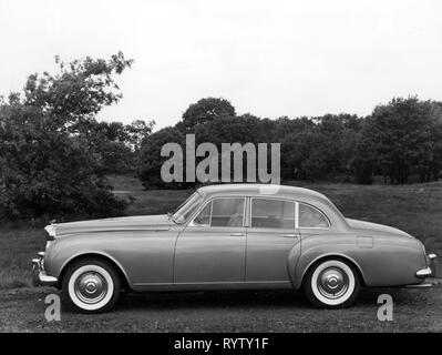 Transport / Transports, location de véhicules, véhicules, Bentley S2 Continental Flying Spur '', 1959 - 1962, caisse de wagon de H. J. Mulliner, vue de gauche, S 2, vue de côté, la classe supérieure, supérieure, de luxe, de luxe, de la classe de luxe, limousine, quatre portes, couper, découper, cut-out, cut-outs, voiture, auto, automobile, voiture, automobile, automobiles, autos, automobiles, voitures, Grande Bretagne, France, années 50, 50, 60, 60, 20e siècle, le transport, transport, voiture, voitures, voiture, caisse, caisse, carrosserie, carrosserie, vue, vue, Additional-Rights Clearance-Info-Not-Available- Banque D'Images