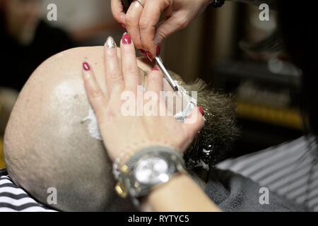 L'homme de la femme à barbe barbier Banque D'Images