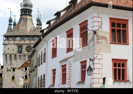 Turnul cu ceas gothique Sighisoara (Tour de l'horloge) construite en XIV siècle dans la région de Cetatea Sighisoara (centre historique de Sighisoara) construit au xiie siècle Banque D'Images