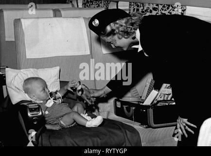 Transport / Transport, l'aviation, les avions de ligne, Douglas DC-6 de la SAS Scandinavian Airlines, vue de l'intérieur, une hôtesse de l'air joue avec le bébé d'un passager, 1950 Additional-Rights Clearance-Info-Not-Available- Banque D'Images