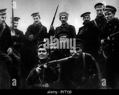 Révolution russe, révolution d'octobre 1917, l'assaut sur le Palais d'hiver, Petrograd, 8.11.1917, impliqué des marins de la flotte de la Baltique, Saint Petersburg, Palais d'hiver, les gens, l'armée, de la marine, d'armes, d'armes, l'arme, le bras, carabine, fusil, fusils, pistolets, révolutionnaire, révolutionnaires, 26.10.1917, Russie, République de Russie, 1910, 20e siècle, révolution, révolutions, personne impliquée, partie, les parties concernées, toutes les parties concernées, marin, marin, marins, marins, flotte, les flottilles, historique, historique, Additional-Rights Clearance-Info-Not-Available- Banque D'Images