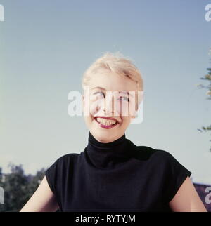 Les gens, les femmes, portrait d'une jeune femme en noir bras court - Pull col roulé, années 1950, Additional-Rights Clearance-Info-Not-Available- Banque D'Images
