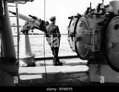 Transports / transport, la navigation, les navires de guerre, l'officier s'appuie sur un canon anti-aérien sur une frégate française, années 1930, Additional-Rights Clearance-Info-Not-Available- Banque D'Images