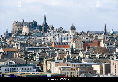 Vue sur le château d'Edimbourg et Edinburgh old town center. Banque D'Images