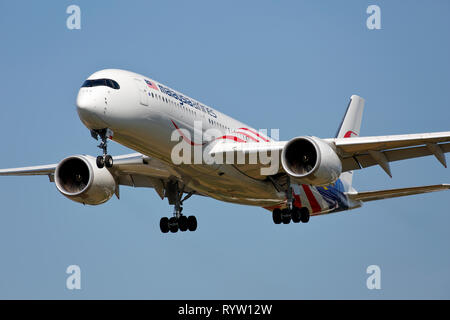 9M-MAC Malaisie Airlines Airbus A350-900 arrivant à l'aéroport Heathrow de Londres Banque D'Images