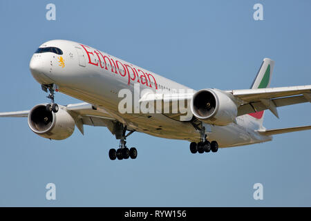 ET-ATQ Ethiopian Airlines Airbus A350-900 en arrivant à l'aéroport Heathrow de Londres, UK Banque D'Images