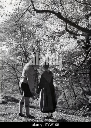 Les gens, des couples, couple en costume traditionnel bavarois dans la forêt d'automne, début des années 1950, à Additional-Rights Clearance-Info-Not-Available Banque D'Images