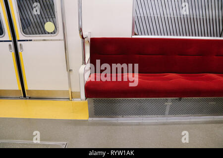 Japon Tokyo city subway intérieur avec des sièges vides Banque D'Images