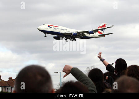 Pouce vers le bas et d'avoir sifflé un Boeing 747 British Airways avion. L'équipage de cabine BA sur les 3 jours de grève. De l'aéroport Heathrow de Londres 20.03.2010 Banque D'Images